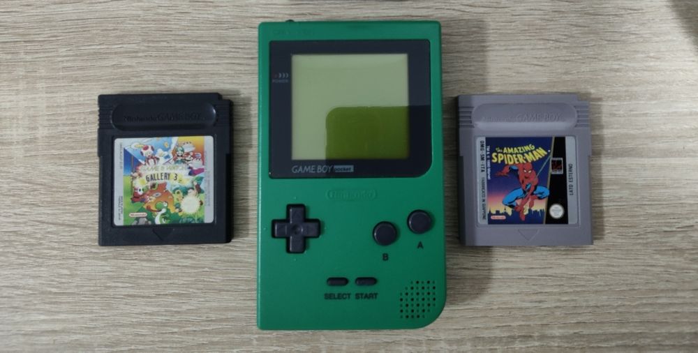 Game Boy pocket com 2 jogos
