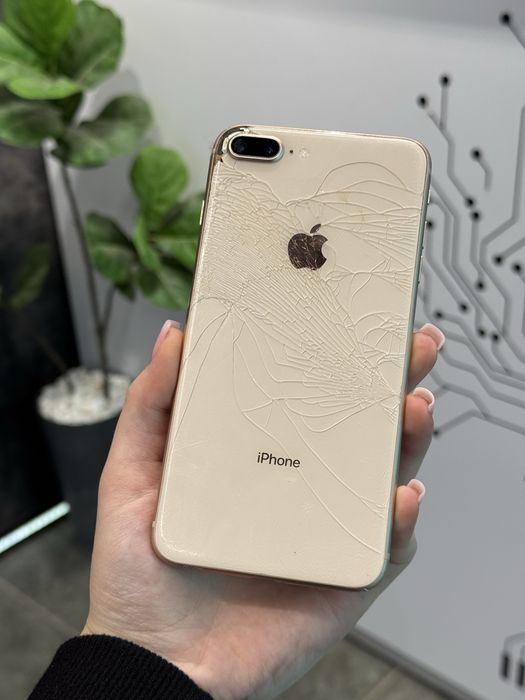 iPhone 8 Plus • Gold • 64GB • Нюанс