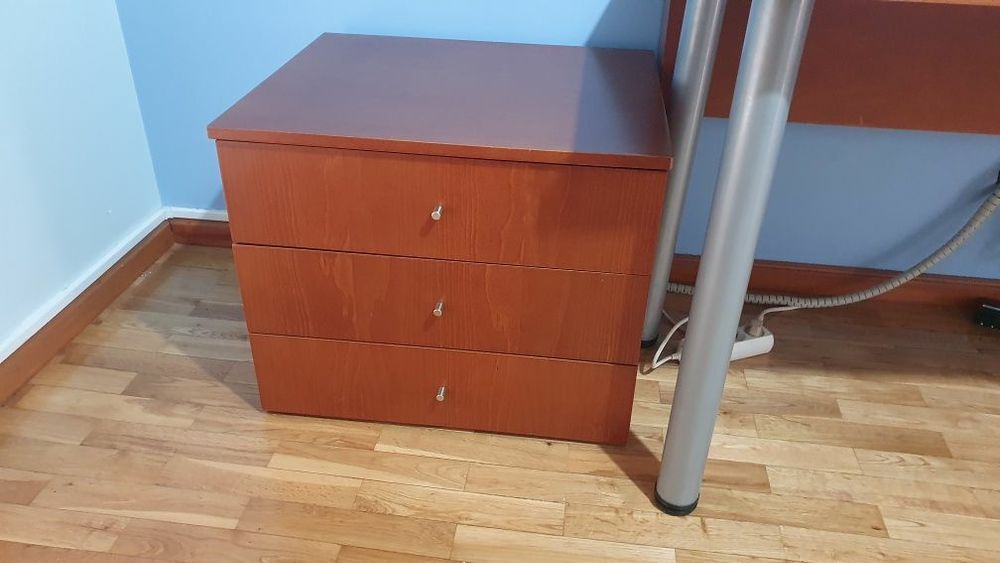 Secretária grande com móveis de apoio e prateleiras