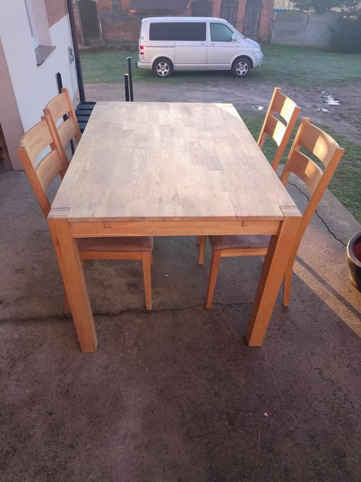 Stół z litego dębu.