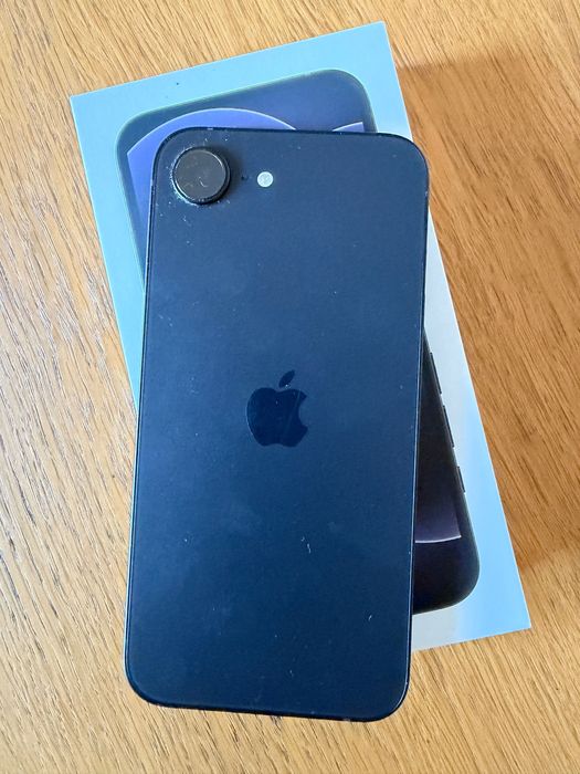 IPhone 17e novo. Comprado em março de 2026 em estado imaculado.