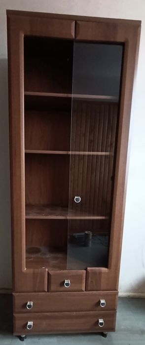 Regał z witryną i szufladkami