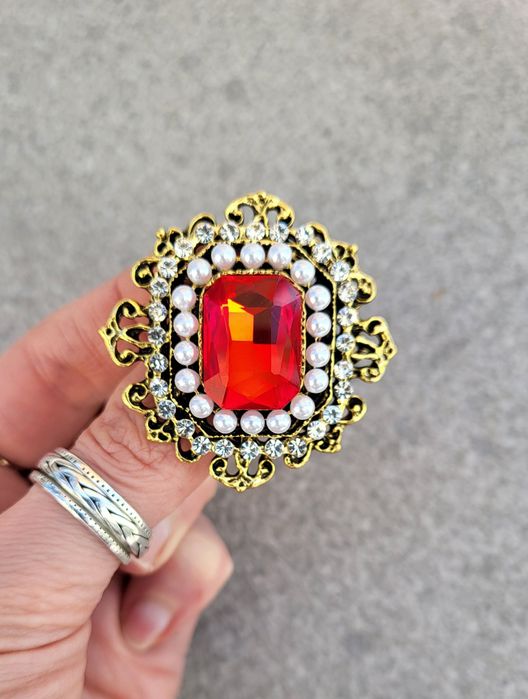 Broszka czerwona w stylu vintage