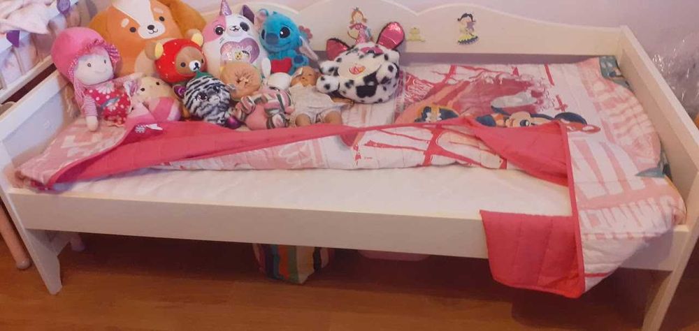 Conjunto quarto princesas: com cama, uma mesa de apoio e cadeira