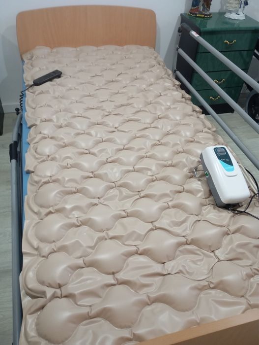 Cama articulada com colchao anti-escaras e cadeira de rodas