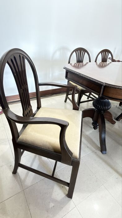 Mesa de jantar mogno