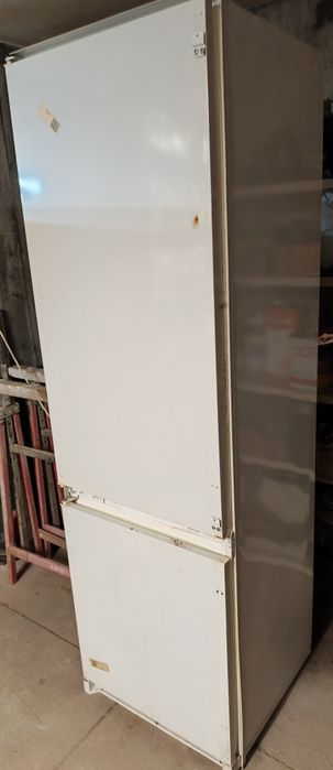 Se está visível é porque está disponível... Combinado a trabalhar muito bem. Com algumas marcas de uso. Valor fixo