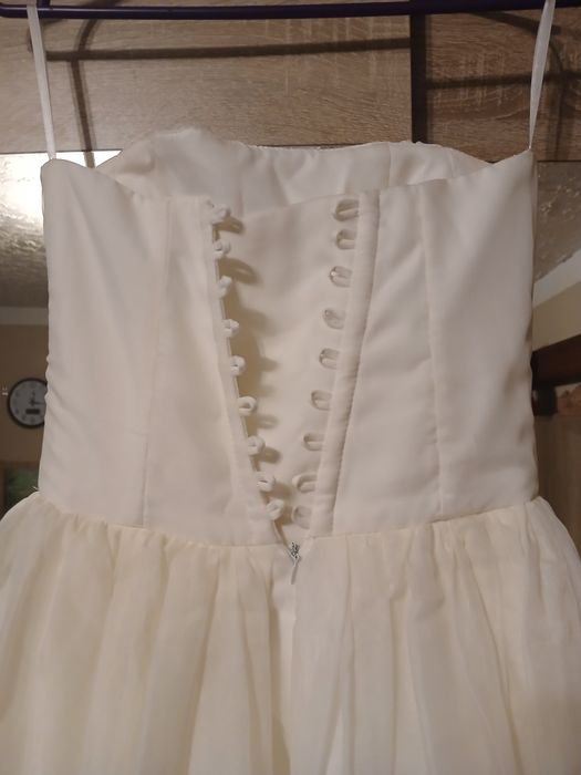 Suknia ślubna ecru.