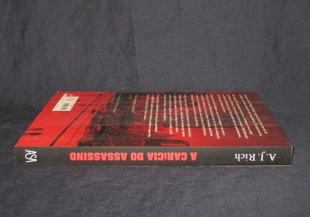 Livro A Carícia do Assassino A. J. Rich