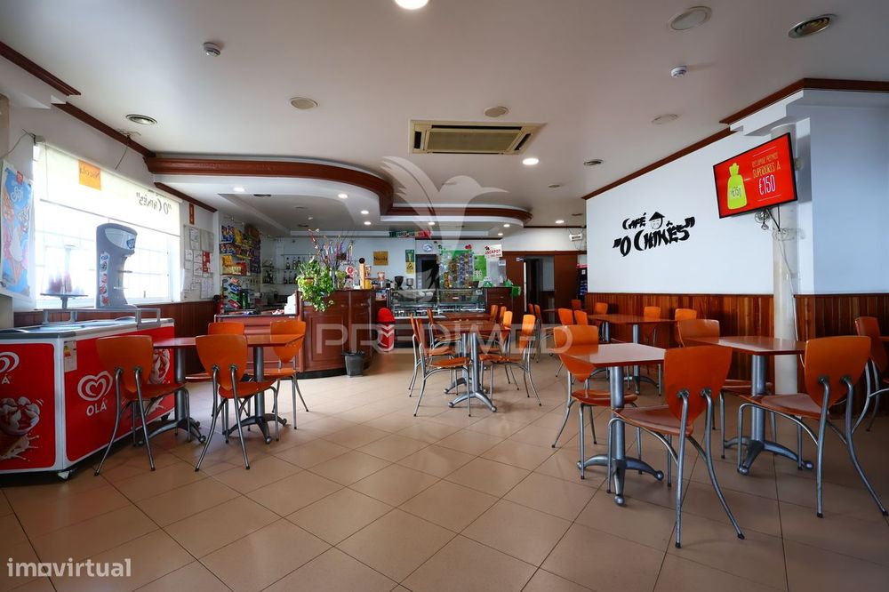 Espaço Comercial Para Trespasse Em Rego D’água | 170 M² | 450 €/Mês
