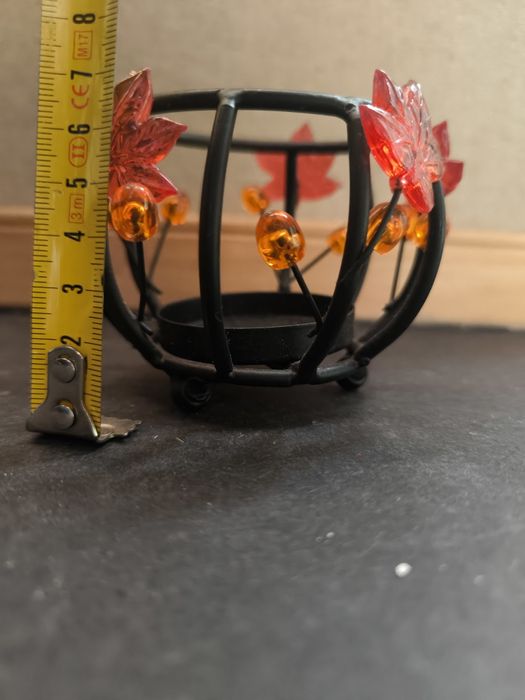 Porta-velas decorativo metal e plástico.
Porta-velas com um design enc