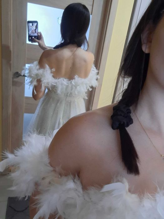 Biała błyszcząca sukienka panieński