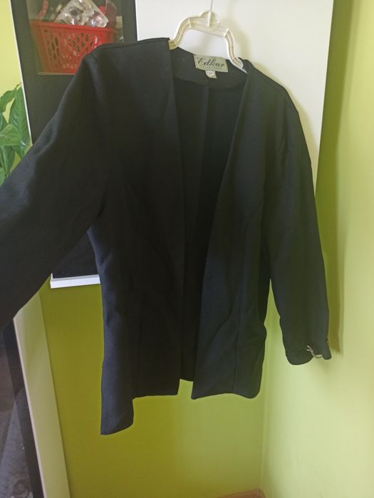 Śliczny czarny żakiet że zdobieniem