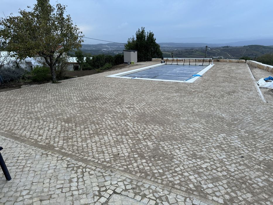 Muro pedra e calcada