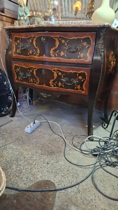 Cómoda com imbutidos castanho