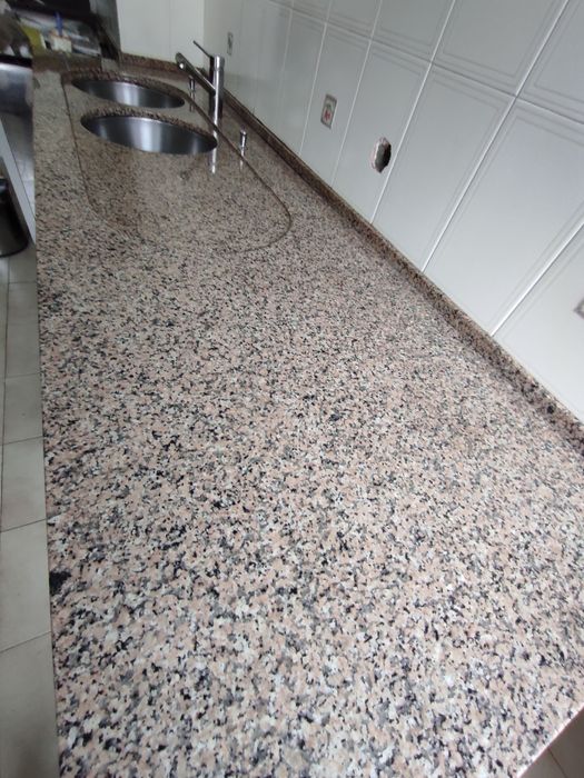 Tampos de bancadas de cozinha em granito rosa