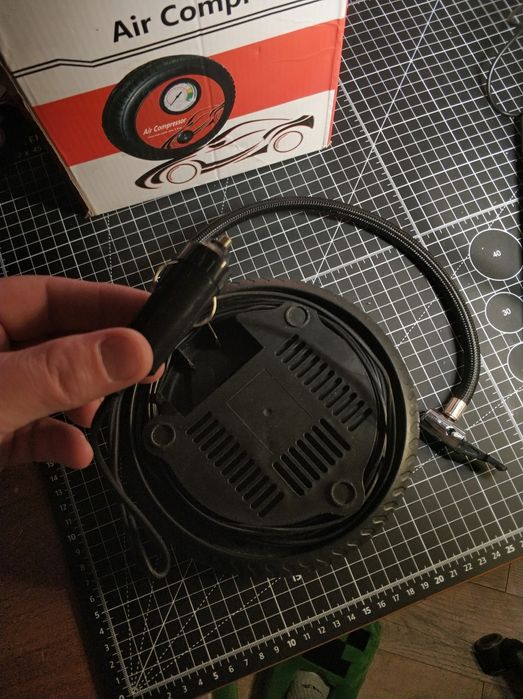 автомобільний компресор / насос на 3 атм