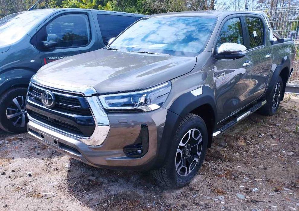 Разборка Toyota Hilux бампер комплектний