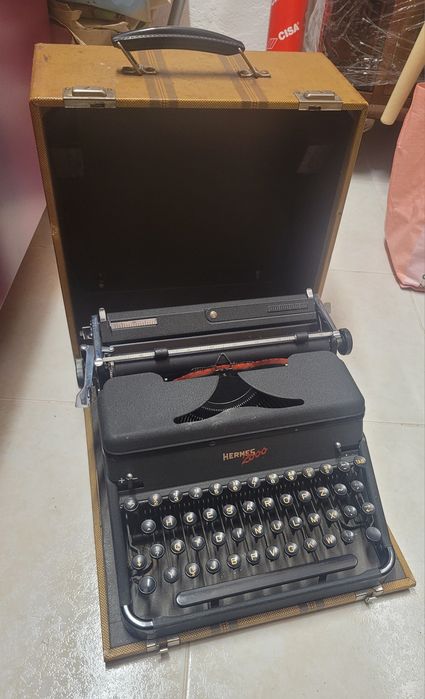 Máquina de escrever Hermes 2000