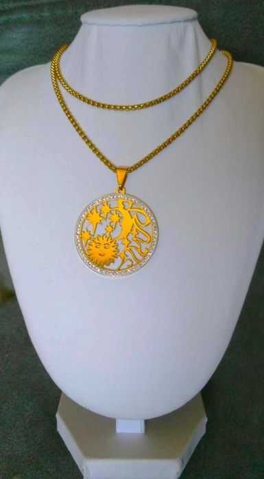 Colar Aço Dourado Grosso e Medalha Brilhante c/ Sol e Lua NOVO