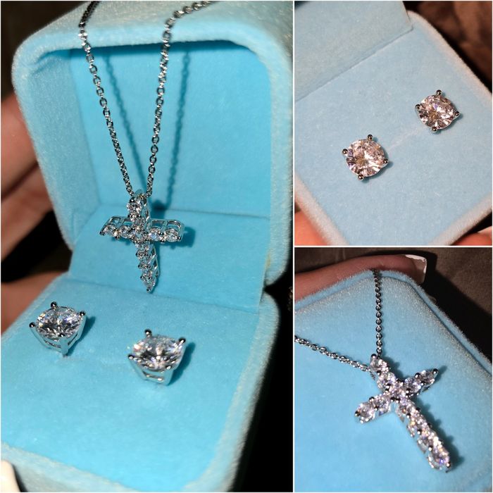 Хрестик в каменях і сережки/цвяшки/пусети.