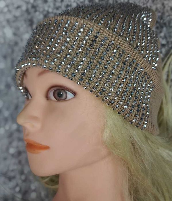 Czapka beanie beżowa z cyrkoniami – nowa