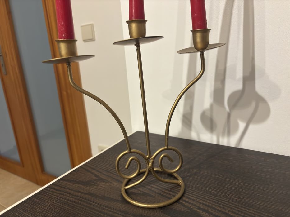 Castiçal dourado triplo em metal – decoração elegante