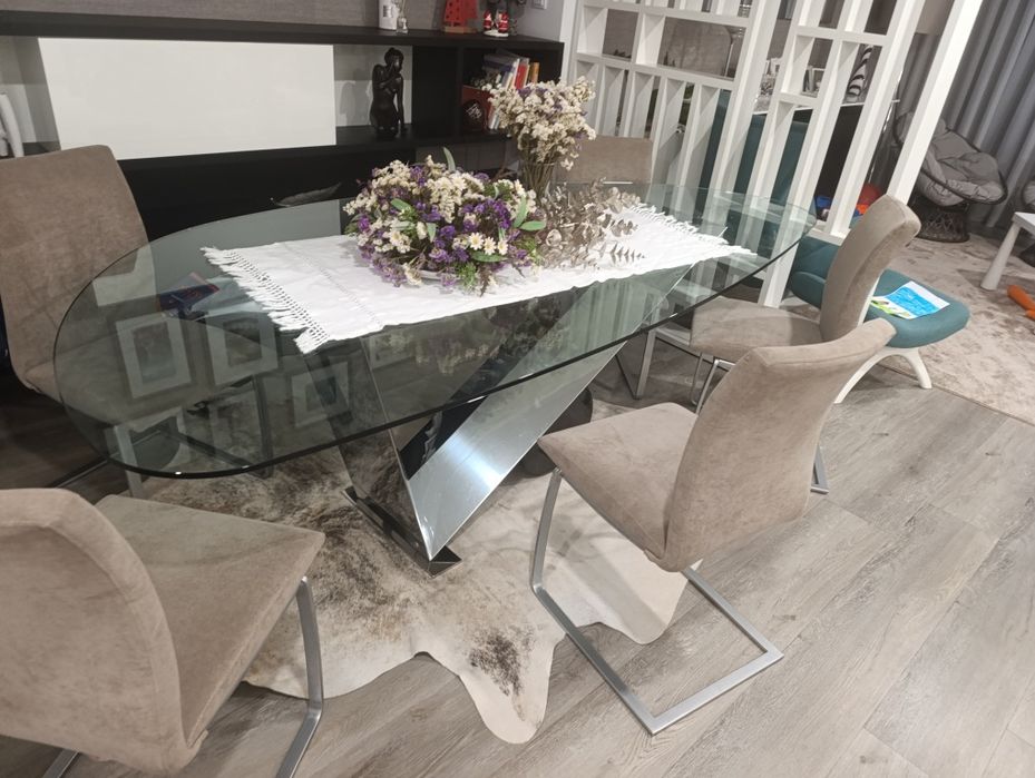 Mesa de jantar: 2.40*1.15
Pé em inox e pedra, superfície em vidro

6 cadeiras inox forro bege claro