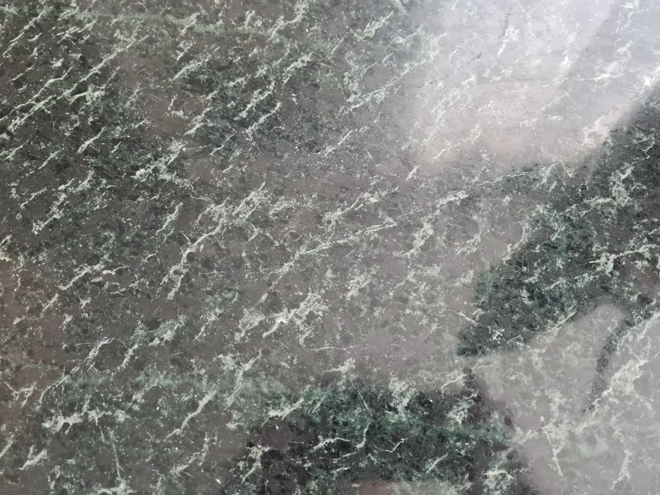 Mesa de Centro com Tampo em Mármore Verde e Estrutura em Madeira