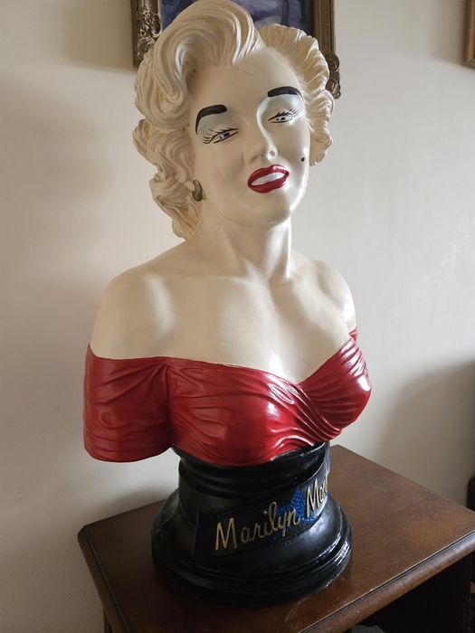 Popiersie Marilyn Monroe .