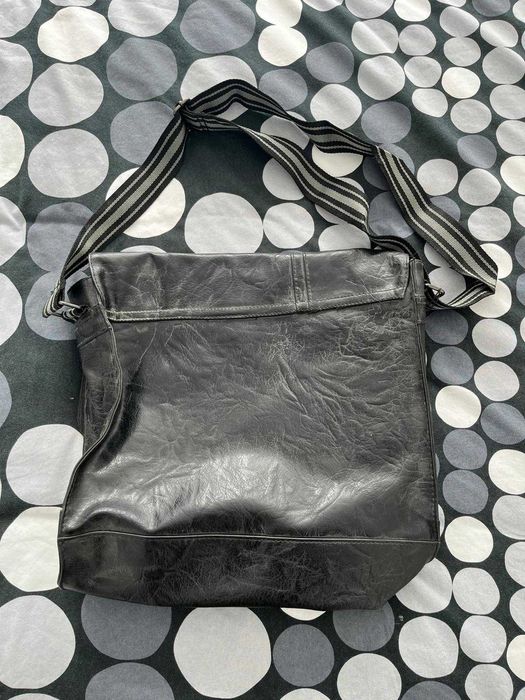 Mala tiracolo em preto-castanho