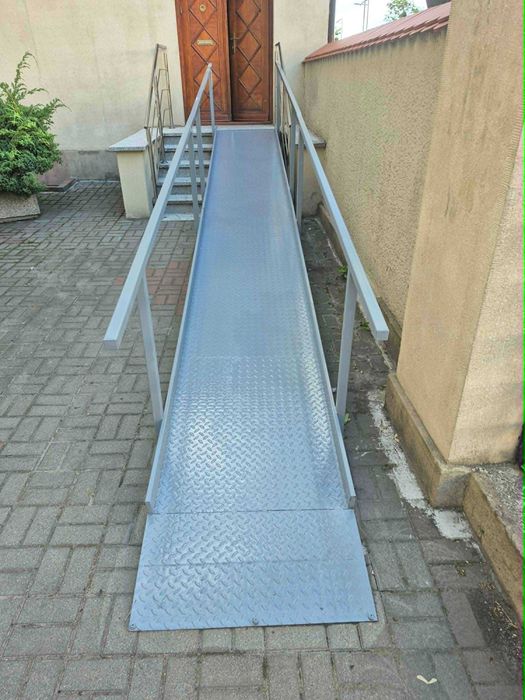 Najazd rampa dla niepełnosprawnych