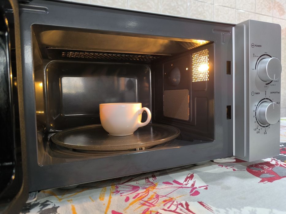 Microondas Savoid  com Grill, a funcionar