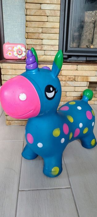 Коник стрибунець Єдиноріжка