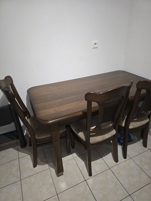 Stół do jadalni oraz cztery krzesła