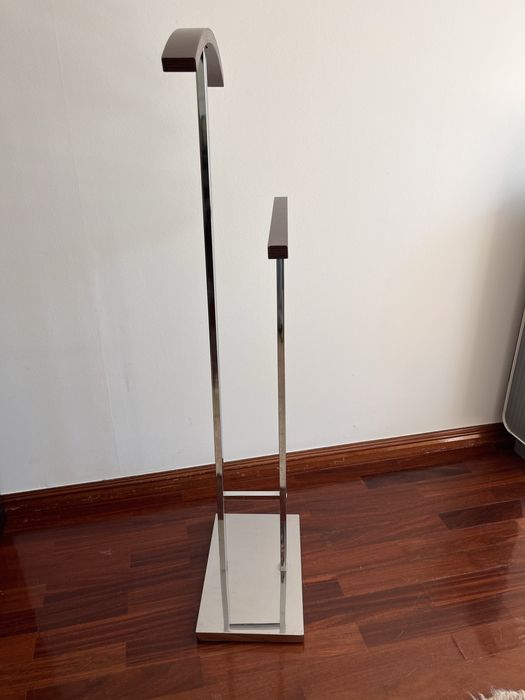 Cabide de pé de maderia e metal