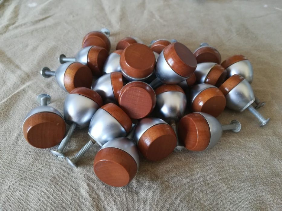 Puxadores em madeira e inox