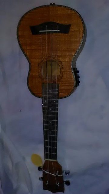 Ukulele soprano eléctrico