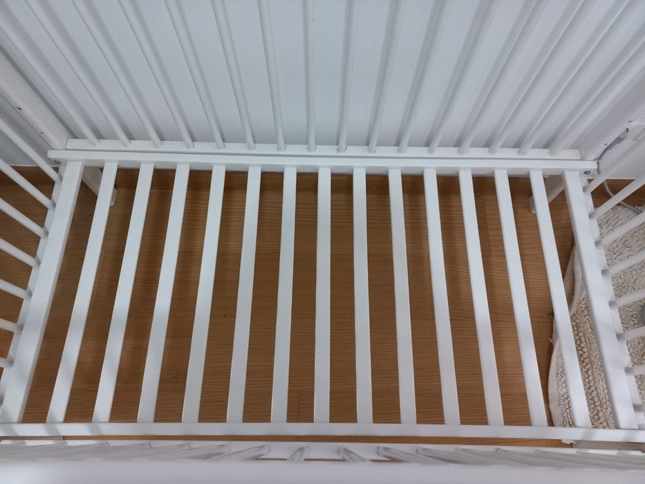 Cama de grades e colchão bebé