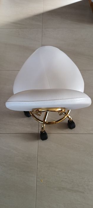Taboret kosmetyczny siodło krzesło z oparciem biały