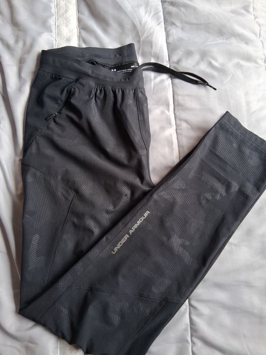 Calças desportivas Under Armour.