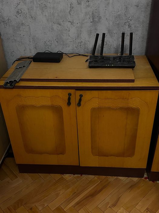 Шкаф із скляними дверками