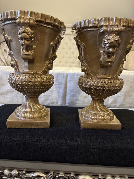 Par de jarras douradas com figuras de anjos com 45cm de altura