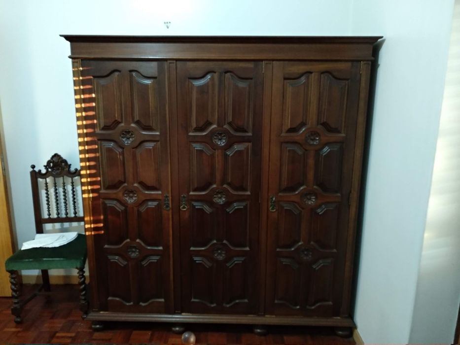 Mobília de Quarto (cama, roupeiro, cadeiras e mesas de cabeceira)