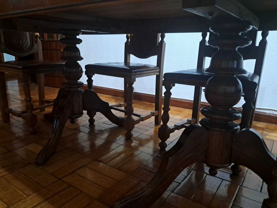 Mesa com 8 cadeiras e Candeeiro Art Deco com 5 lâmpadas