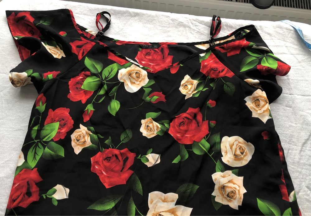 Bluzka SHEIN CURVE 2XL – Czarna w róże (Cold Shoulder)