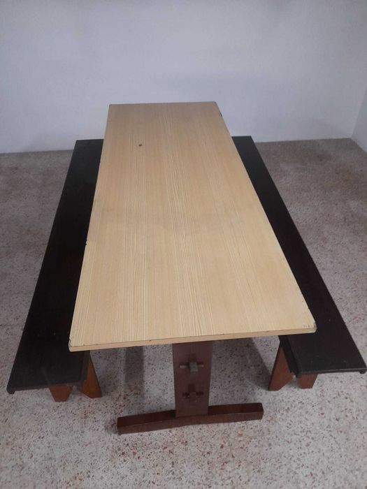 Mesa e bancos corridos