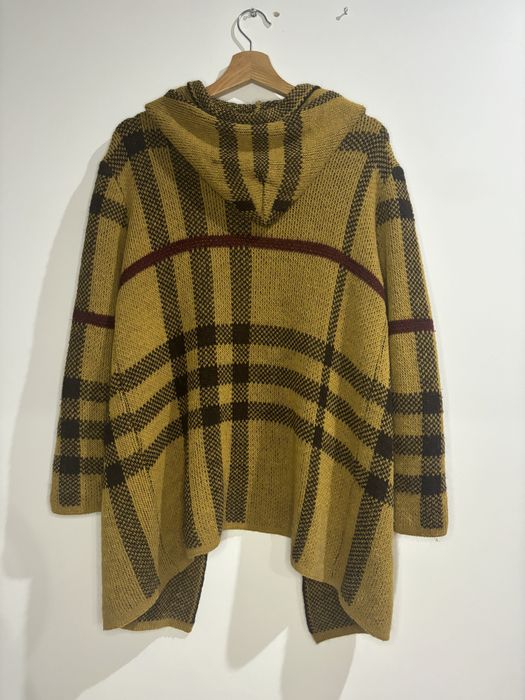 Sweter z kapturem