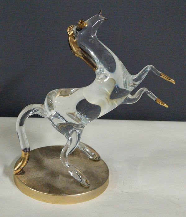 Cavalo com acabamentos em banho de ouro 24 k.