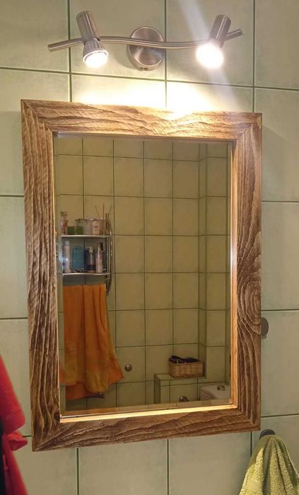 Lustro w ramie z drewna